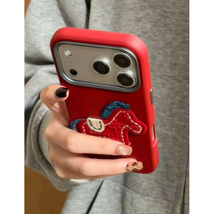 新年ins红色皮质立体刺绣小马适用iPhone17promax手机壳苹果15pro新款14半包13少女款16高级感小众防摔保护套