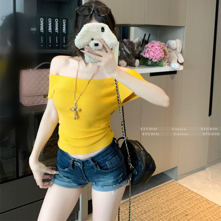 姜黄色显白一字领短袖T恤女夏性感纯欲风甜辣妹紧身短款露肩上衣