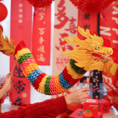 新年舞龙装 饰品2026蜂窝纸马年儿童拍照道具过年春节商场灯笼布置