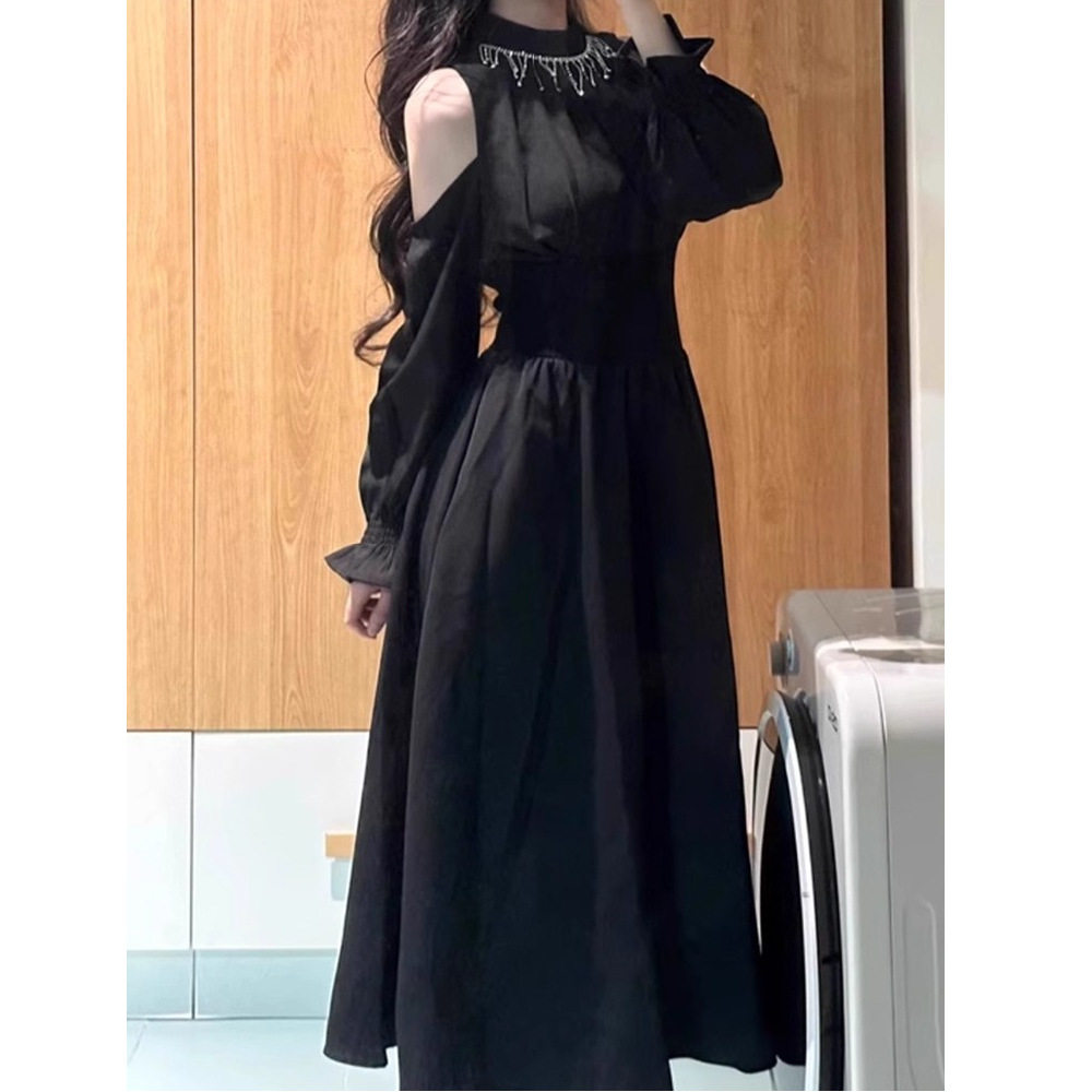 赫本风千金感气质黑色连衣裙女秋季新款性感挂脖露肩收腰长裙