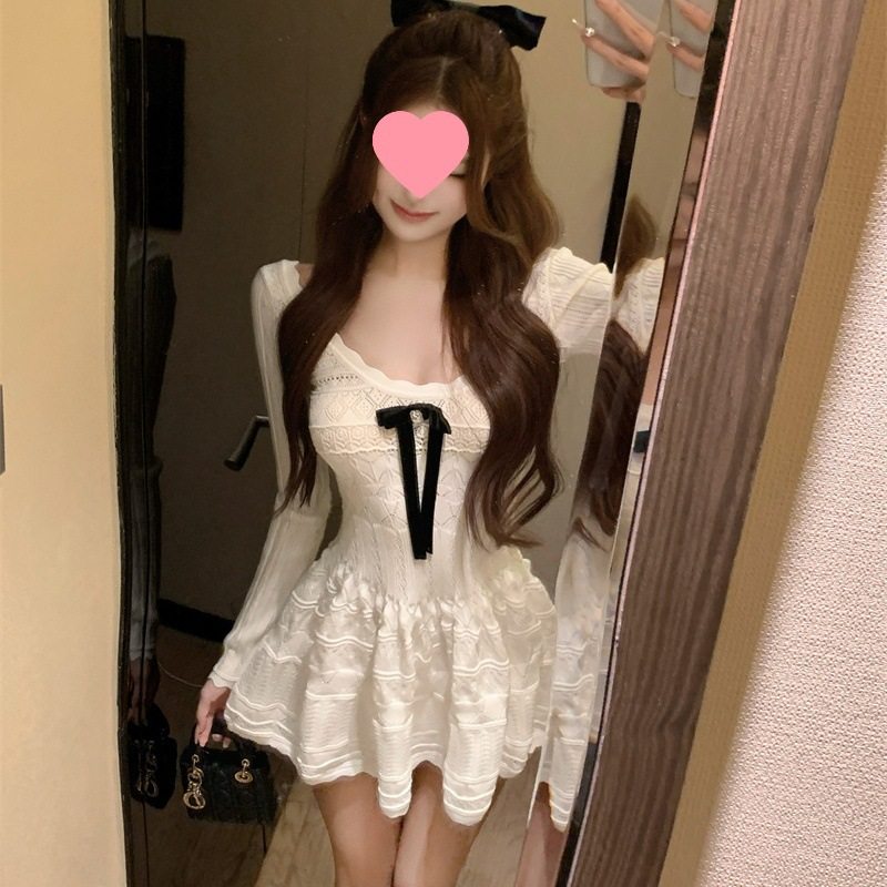 温柔富家千金感穿搭V领针织连衣裙秋冬小个子显高收腰白色A字短裙