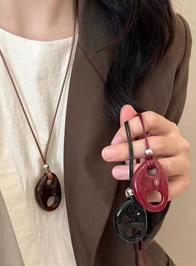猪鼻子吊坠长款项链2025新款秋冬气质高级感个性简约百搭毛衣链女