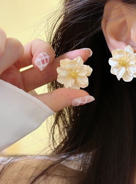 超百搭白色山茶花朵耳钉女耳环2025新款爆款独特气质法式花朵耳饰