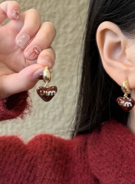 新年复古红色爱心耳环女字母耳钉耳坠高级感小众百搭氛围感耳饰品
