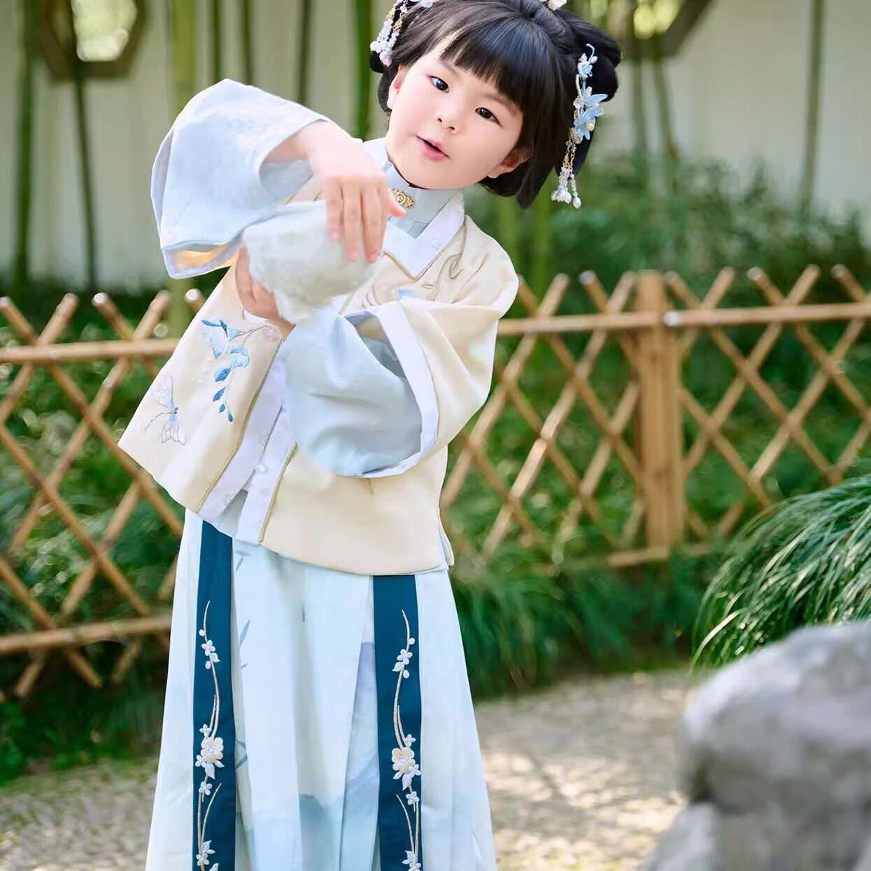 春秋儿童女童外套汉服中国国风小女孩新款米色宋代马面裙日常古装