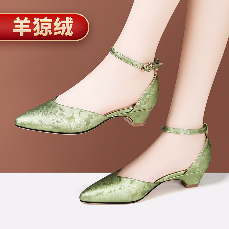 低跟旗袍鞋粗跟一字扣带夏季新款中空新中式国风搭配马面裙的鞋子