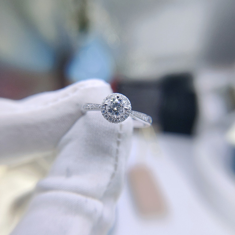 18K金围镶钻石戒指结婚钻戒改款