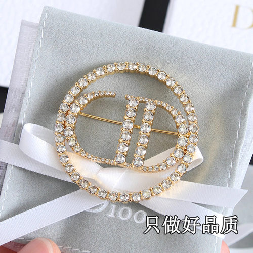 新款圆形满钻珍珠CD字母胸针女高档别针挂件毛衣小众设计轻奢配饰