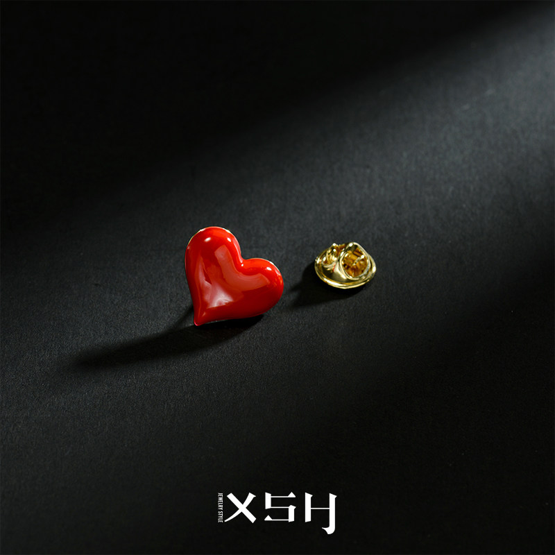 小红心防走光扣胸针女精致领针西装红色爱心气质别针固定衣服配饰