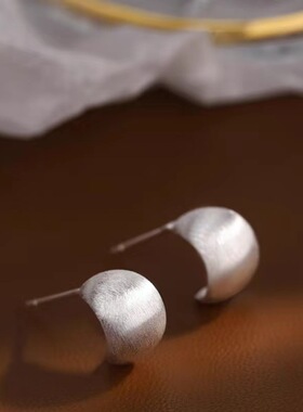 日系coss kokos925银拉丝弧形耳钉女简约气质百搭磨砂耳小巧高级