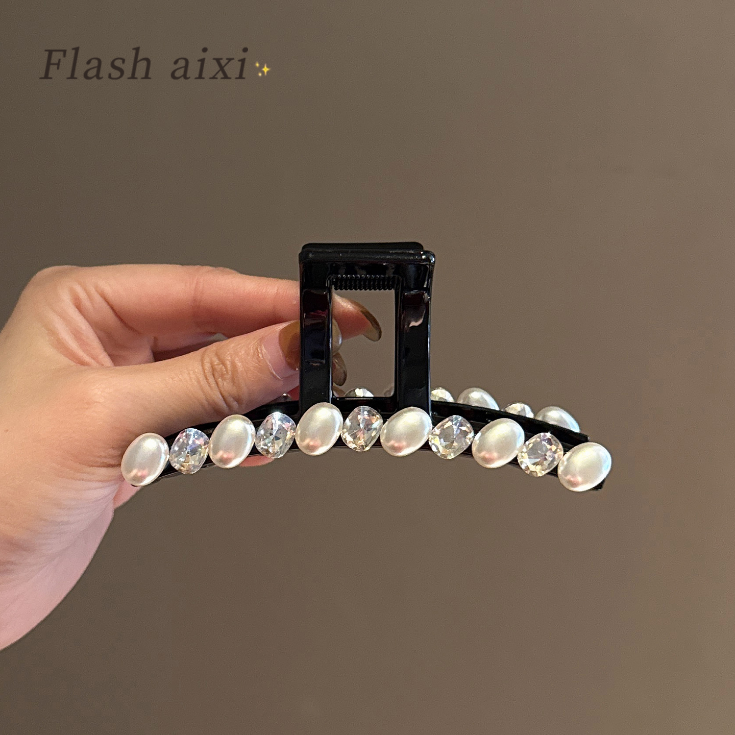 高级感珍珠方钻后脑勺盘发鲨鱼夹