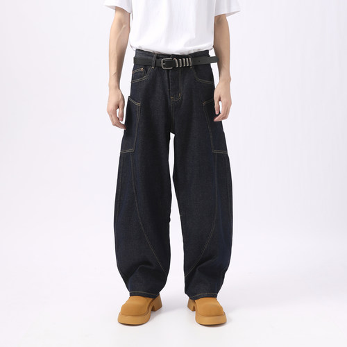 设计拼接弯刀裤型原色牛仔裤