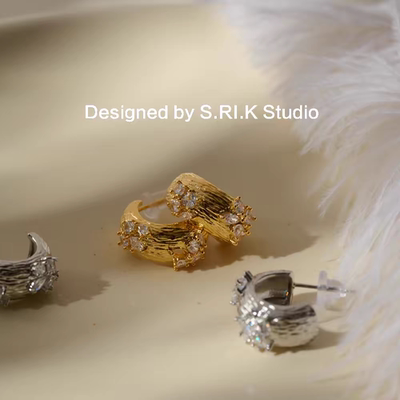 十里间拉丝半月锆石耳环