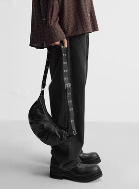 2025春夏新款男包牛角包黑色不对称简约休闲拉链斜挎包可颂饺子包