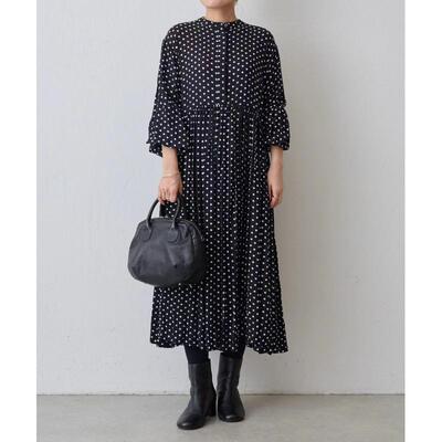 Medium length black round neck pleated nine quarter sleeve