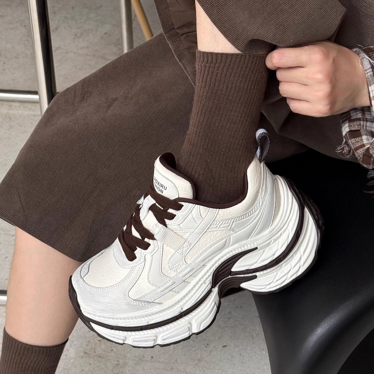 艾模儿棕色白色真皮厚底小个子增高老爹鞋2025秋冬女鞋圆头时尚