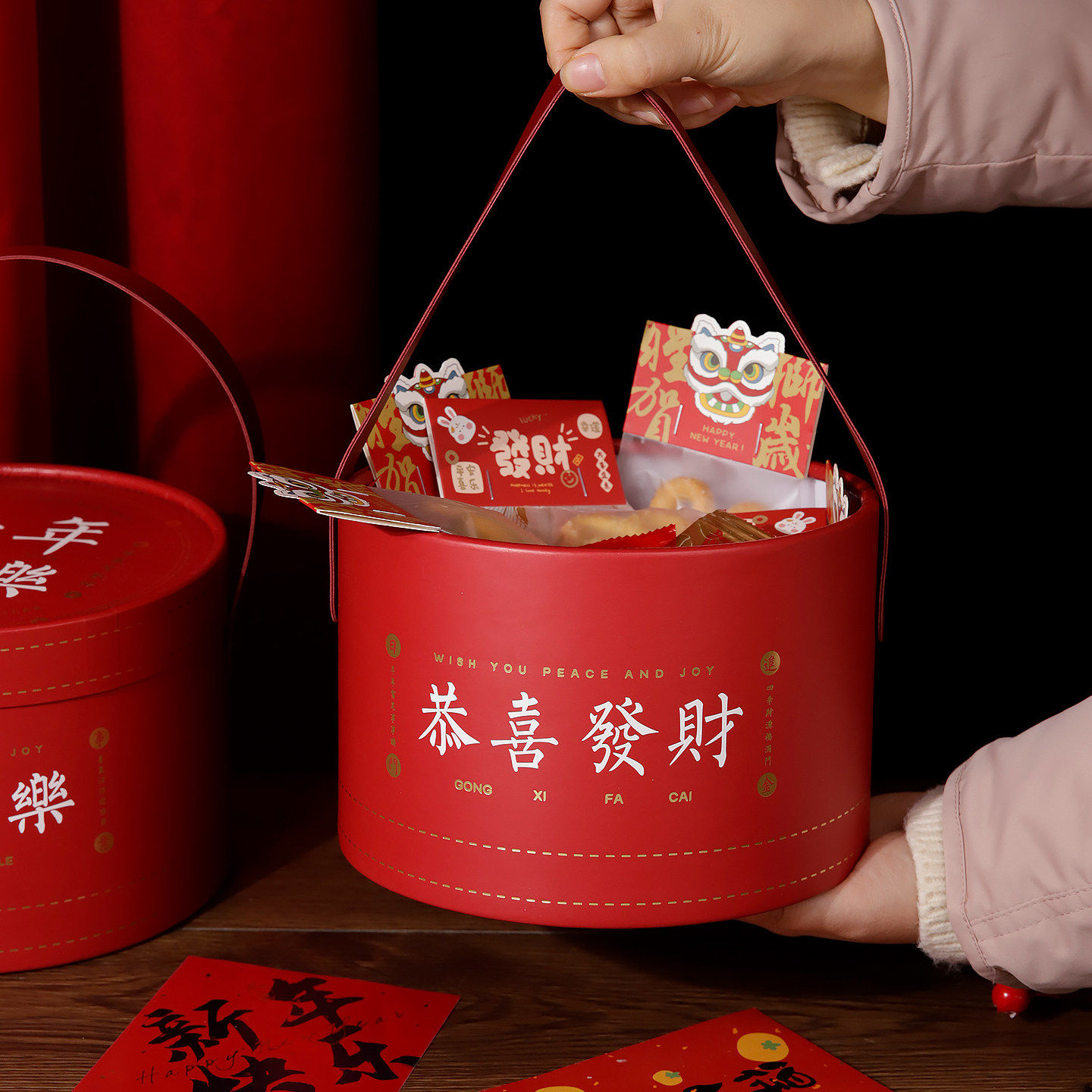 2027新年礼盒包装盒圣诞零食抱抱桶礼品盒曲奇饼干伴手礼盒子空盒