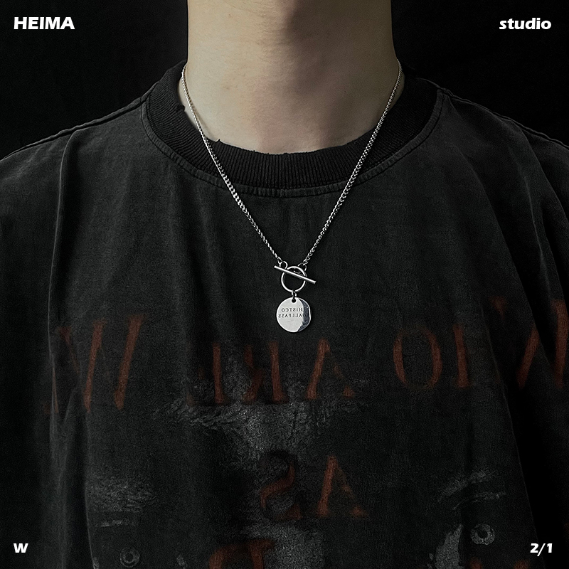 小众字母搭配衣服钛钢吊坠项链