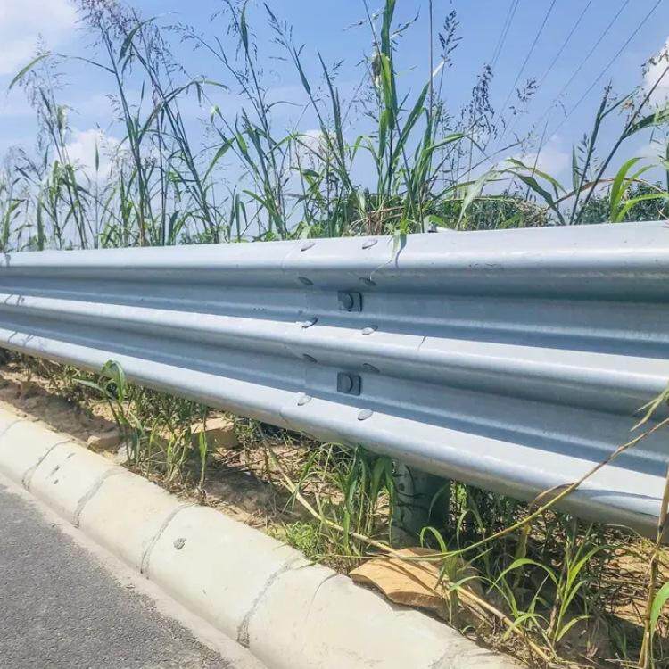 镀锌喷塑波形护栏国道乡村道路防护隔离栏梁钢配件高速防撞护栏板