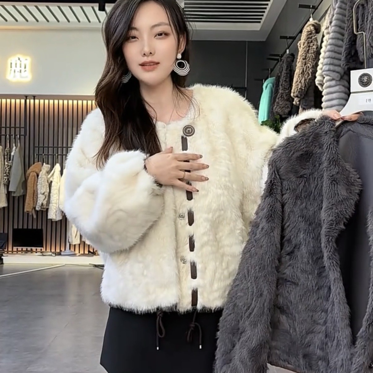 小香风皮毛一体短外套女2025冬季小个子环保皮草羊羔毛上衣短款