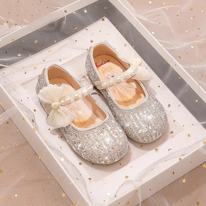 女童水晶鞋2026春季新款公主鞋亮片蝴蝶结软底表演闪闪舞蹈单鞋