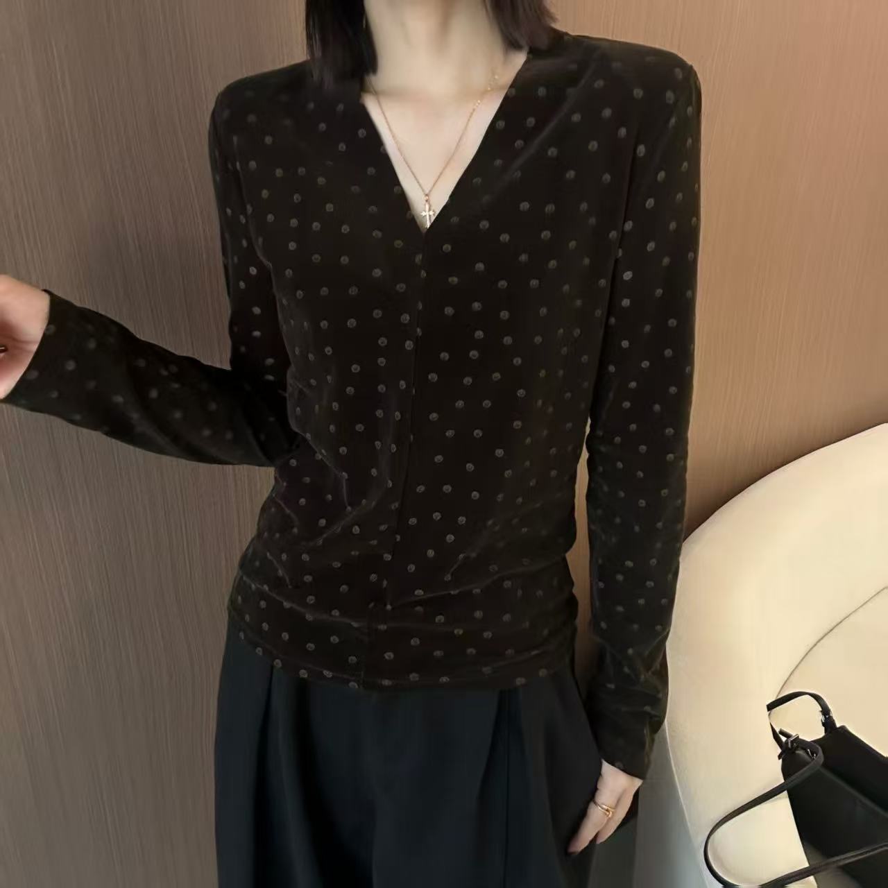 秋冬丝绒V领波点显瘦打底T恤女款