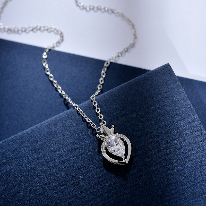 桃心项链女日韩简约气质镶钻人造水晶女王皇冠吊坠短款镂空锁骨链