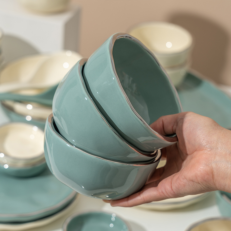 陶瓷银边奶黄色菜盘子