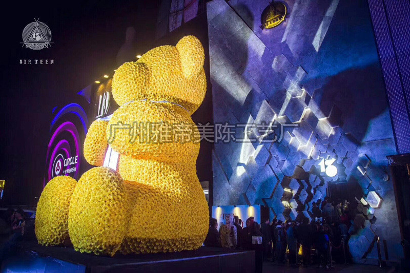 七夕情人节创意美陈堆头装饰泰迪熊公仔卡通绢花雕塑草雕绿雕订制
