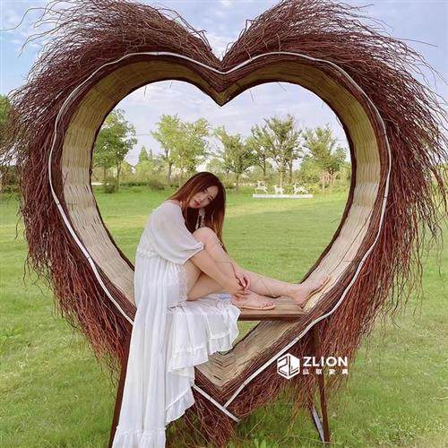 巴厘岛户外藤编网红创意爱心鸟巢秋千景区打卡婚纱拍摄道具圆形床