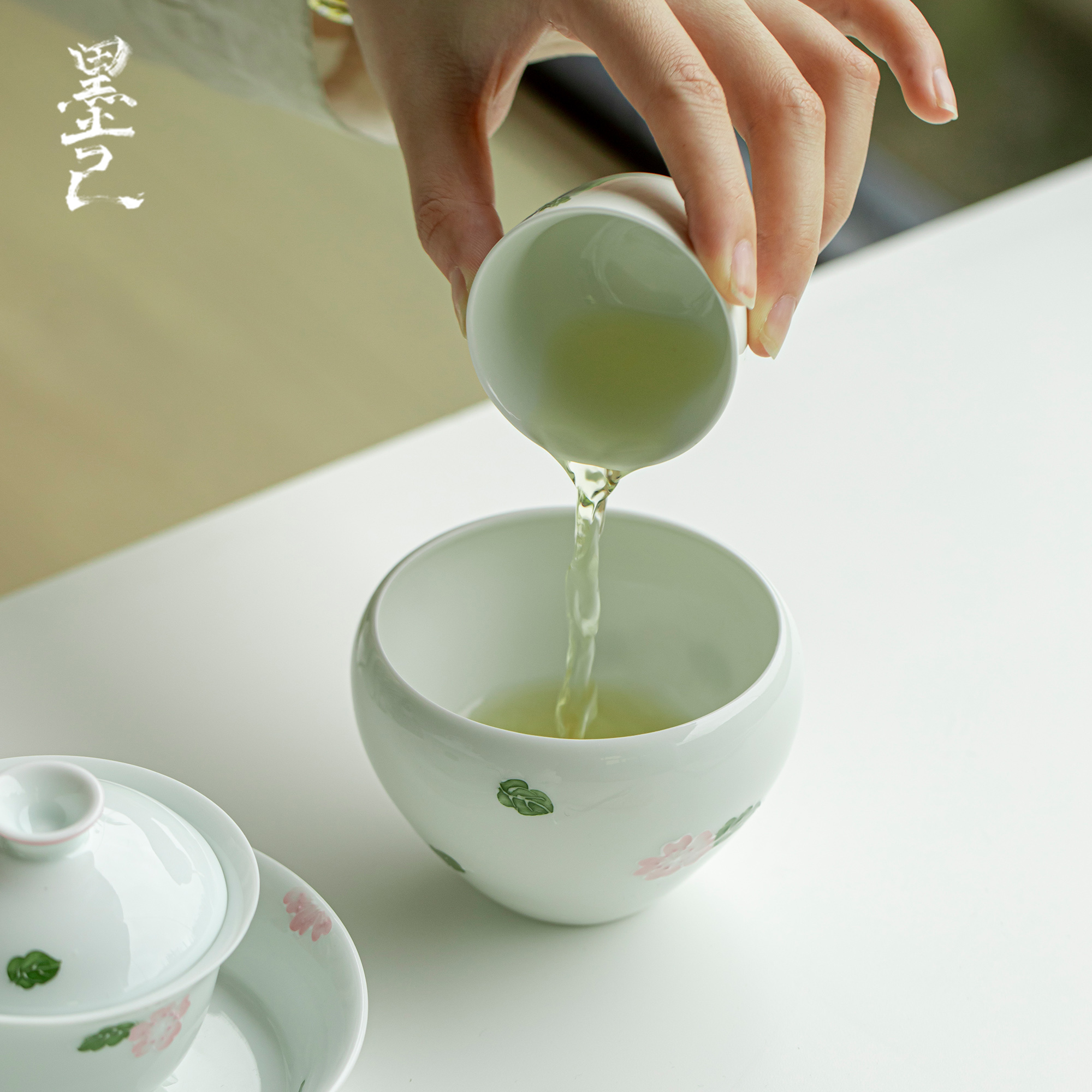 墨己建水手绘粉色花蕊白瓷水孟小号茶艺茶洗表演茶渣筒陶瓷废水缸