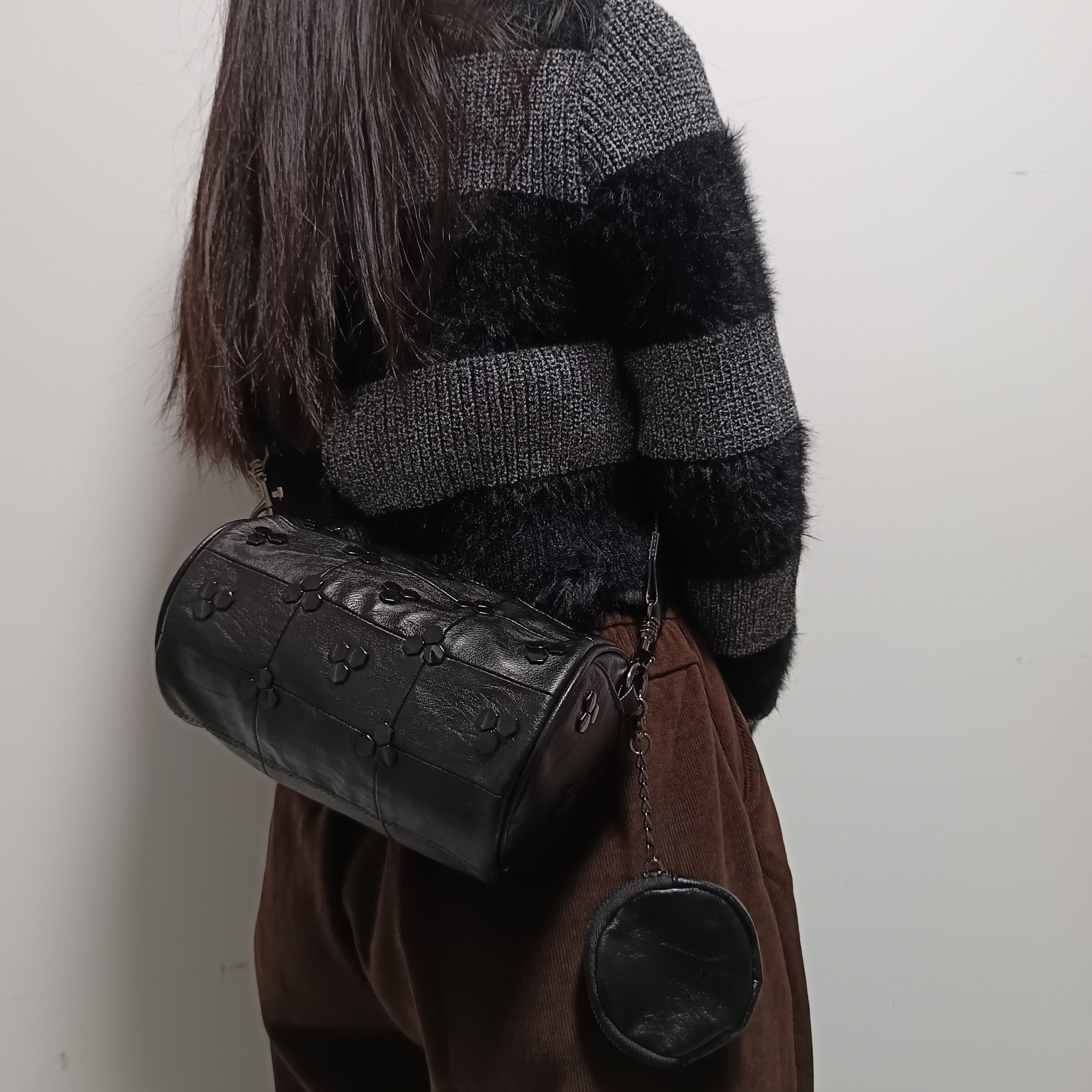 圆筒小包包女2024新款潮软皮铆钉枕头包时尚休闲宽肩带单肩斜跨包