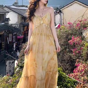 海边度假风复古印花黄色连衣裙女夏季新款雪纺收腰吊带茶歇长裙子