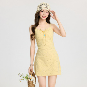 甜美碎花带胸垫吊带连衣裙女2026夏季新款黄色V领收腰修身中长裙