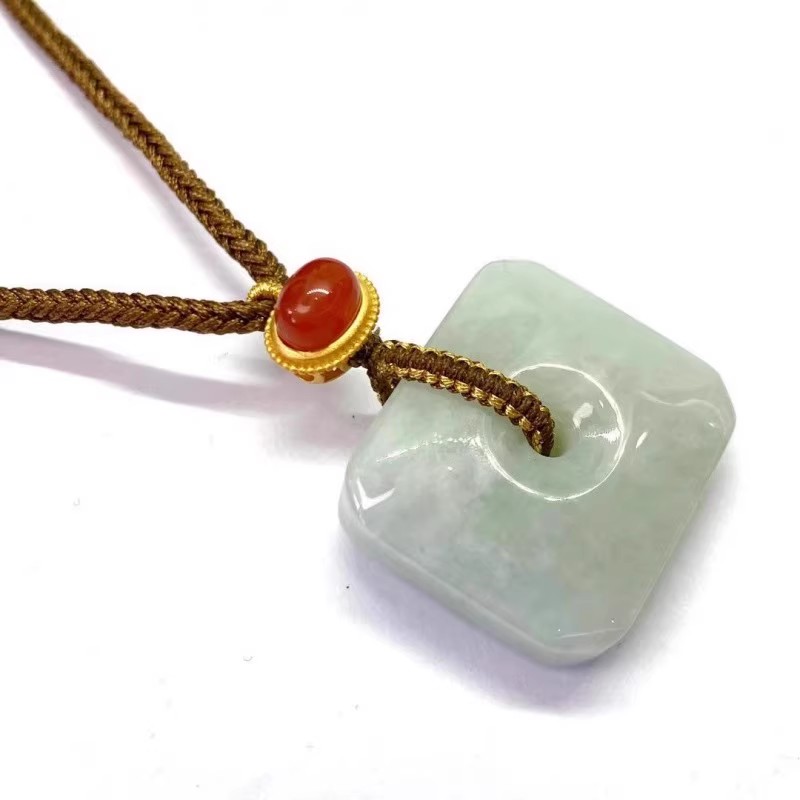 安伯曼翡翠平安扣配南红冰红料编织方牌项链