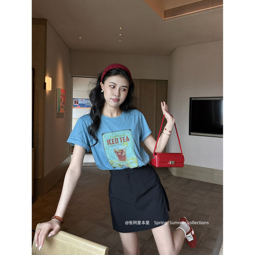 张阿星【夏日画报】清新显白蓝色印花短袖+黑色高腰精致开叉裙裤