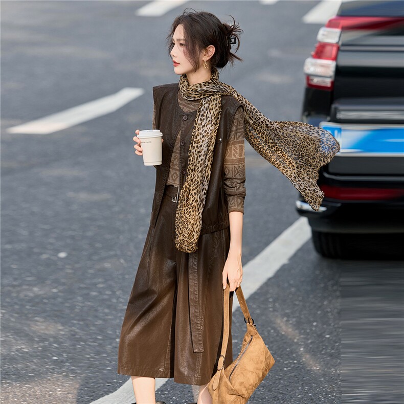 复古休闲风套装女2026秋新款皮马甲豹纹围巾两件套气质高级气质特图片
