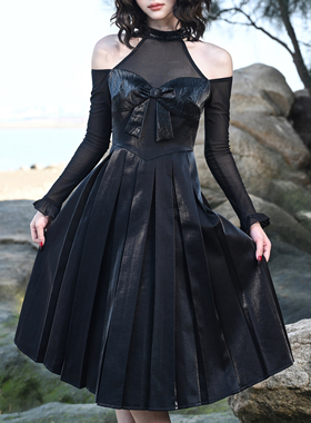 虚轨原创黑白意识赫本风挂脖高级感皮革辣妹连衣裙显瘦百褶小黑裙