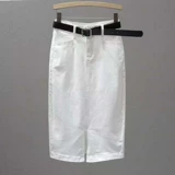 Длинная летняя белая эластичная приталенная джинсовая юбка, средней длины, с акцентом на бедрах