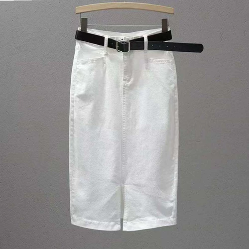 Длинная летняя белая эластичная приталенная джинсовая юбка, средней длины, с акцентом на бедрах