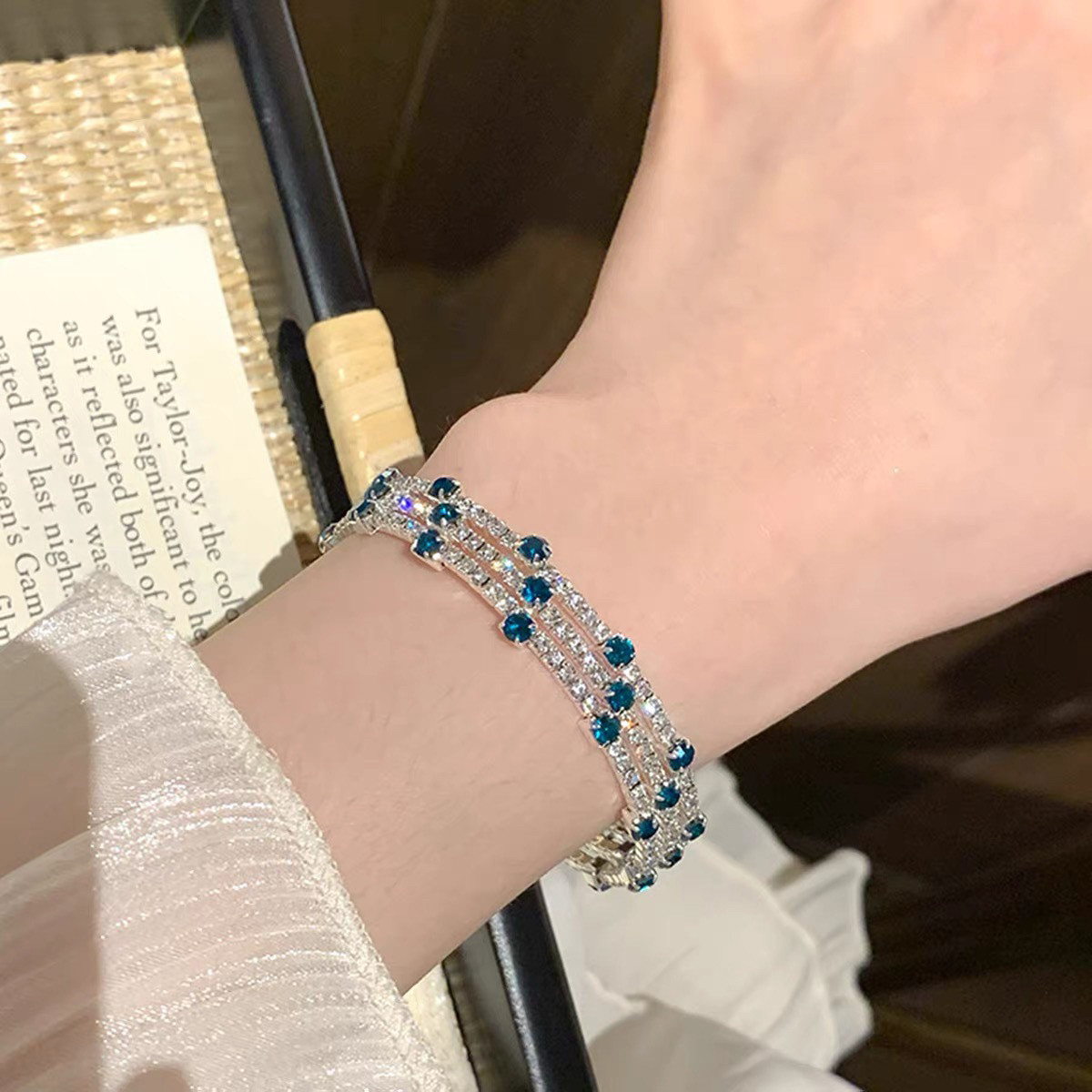 高级感蓝色手镯女款叠戴手环显白手镯子手链轻奢百搭精致手饰