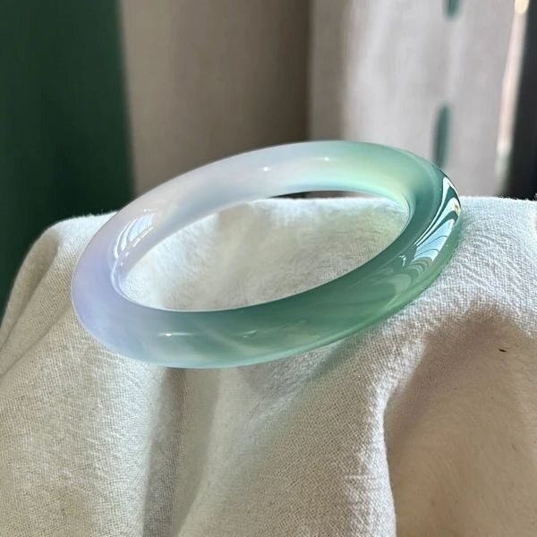 半山水高品玛瑙玉髓春带彩半绿白