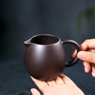 宜兴原矿紫砂公道杯纯全手工百目紫茄泥有把杯名家分茶器龙蛋公杯