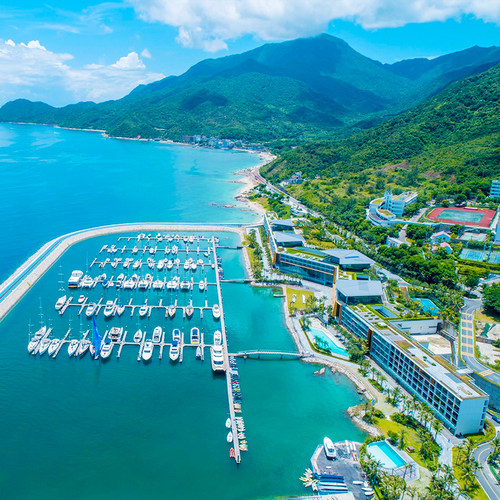 错峰海边度假！可携宠物入住，入住180&deg;海景房，双早，儿童乐园 【优越位置】坐落于桔钓沙海滩旁边，依山傍海，景致迷人的海景 【奢享景致】推窗即景洋，极目远眺，适度放空，一帘碧波荡漾尽收眼底 【游艇俱乐部】提供一站式航海学习