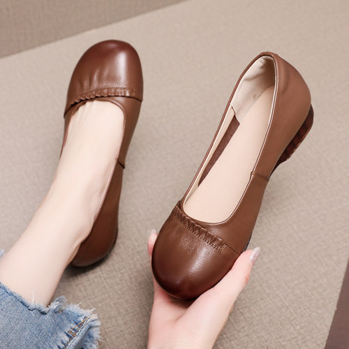 单鞋女2025新款真皮软底春季平底女鞋大码圆头宽脚胖脚皮鞋41一43