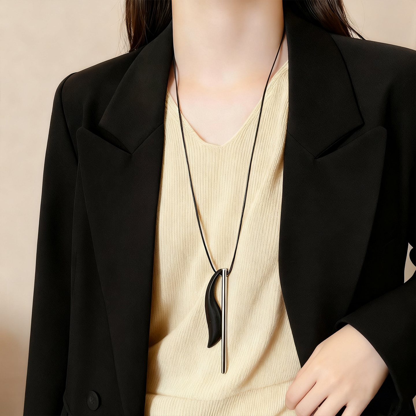 黑色不规则金属串珠皮绳项链