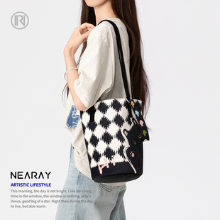 尼睿原创哈喽小煤球可爱百搭水桶包格纹设计时尚 潮流帆布包Z065