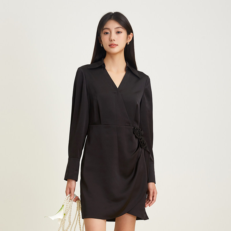 SOMSOM/索玛春季新款黑色短款V领立体花朵装饰通勤聚会长袖连衣裙