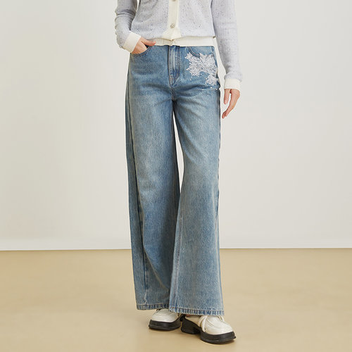 SOMSOM/索玛春季新款蓝色水洗做旧刺绣花朵装饰百搭阔腿牛仔裤
