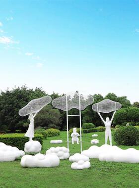 户外铁艺抽象人物雕塑图书馆不锈钢镂空云朵摆件广场公园景区装饰